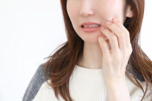 むし歯で歯の痛みを感じる女性
