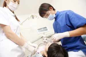 歯周病治療を行う歯科医師とスタッフ